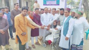 ফুলবাড়ীয়ায় প্রবাস ফেরত বিকলাঙ্গকে লক্ষ টাকা অনুদান দিলো প্রবাসী পরিবার মানবিক সংগঠন