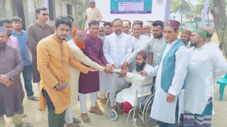 ফুলবাড়ীয়ায় প্রবাস ফেরত বিকলাঙ্গকে লক্ষ টাকা অনুদান দিলো প্রবাসী পরিবার মানবিক সংগঠন