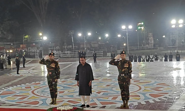 একুশের প্রথম প্রহরে শহীদ মিনারে প্রধানমন্ত্রীর শ্রদ্ধা নিবেদন