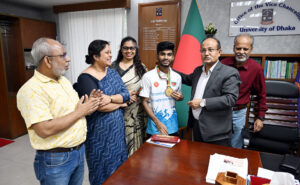 প্রধানমন্ত্রীর কাছ থেকে ঢাবি শিক্ষার্থীর ক্রীড়াকার্ড ও সম্মাননা লাভ
