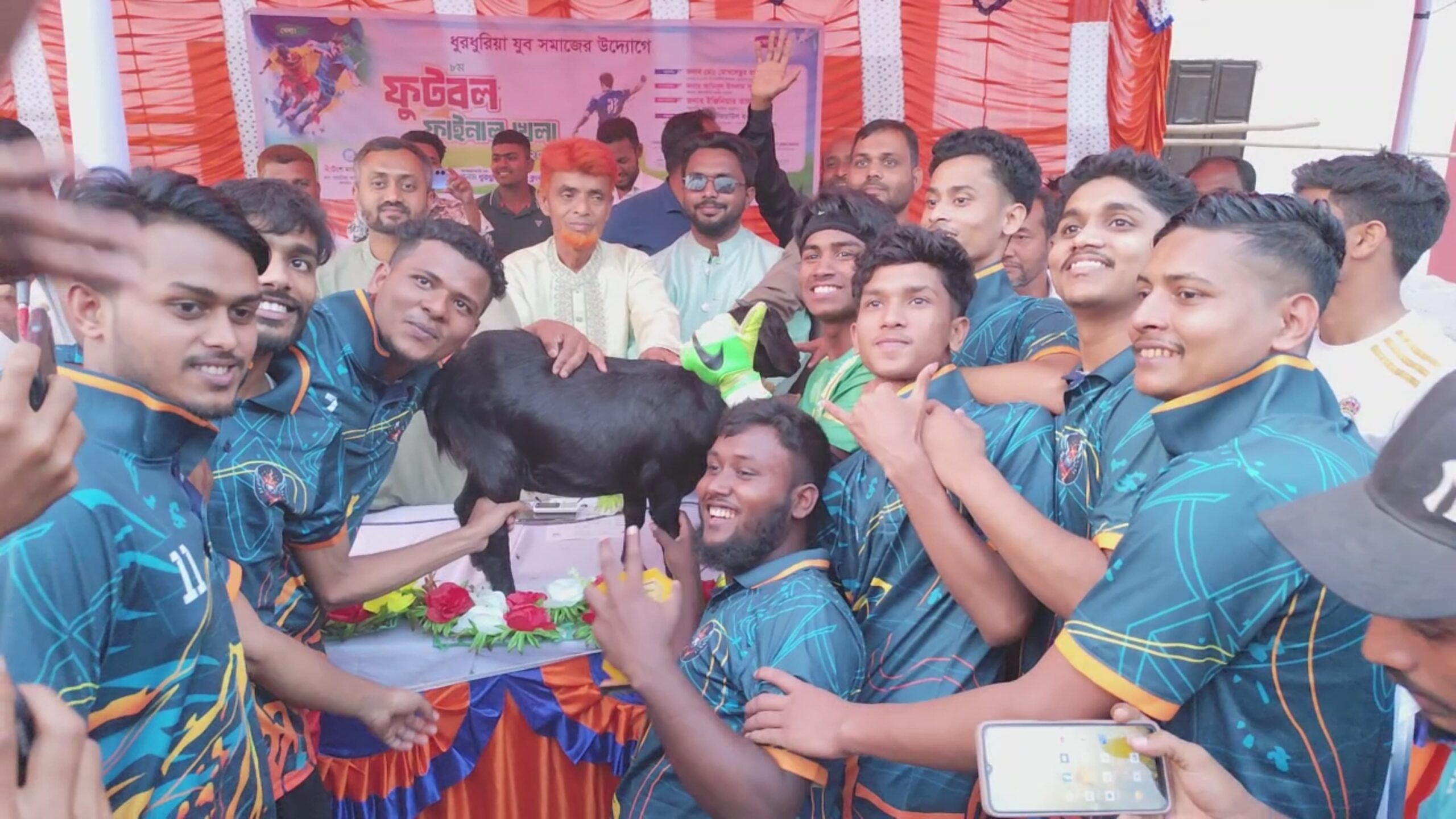 ফুলবাড়ীয়ার ধুরধুরিয়া বাজারে ঈদ আনন্দ উৎযাপনে ফুটবল ফাইনাল খেলা