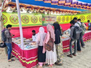 জাগ্রত আছিম গ্রন্থাগারের ভ্রাম্যমাণ বইমেলা শেষ হচ্ছে আগামীকাল