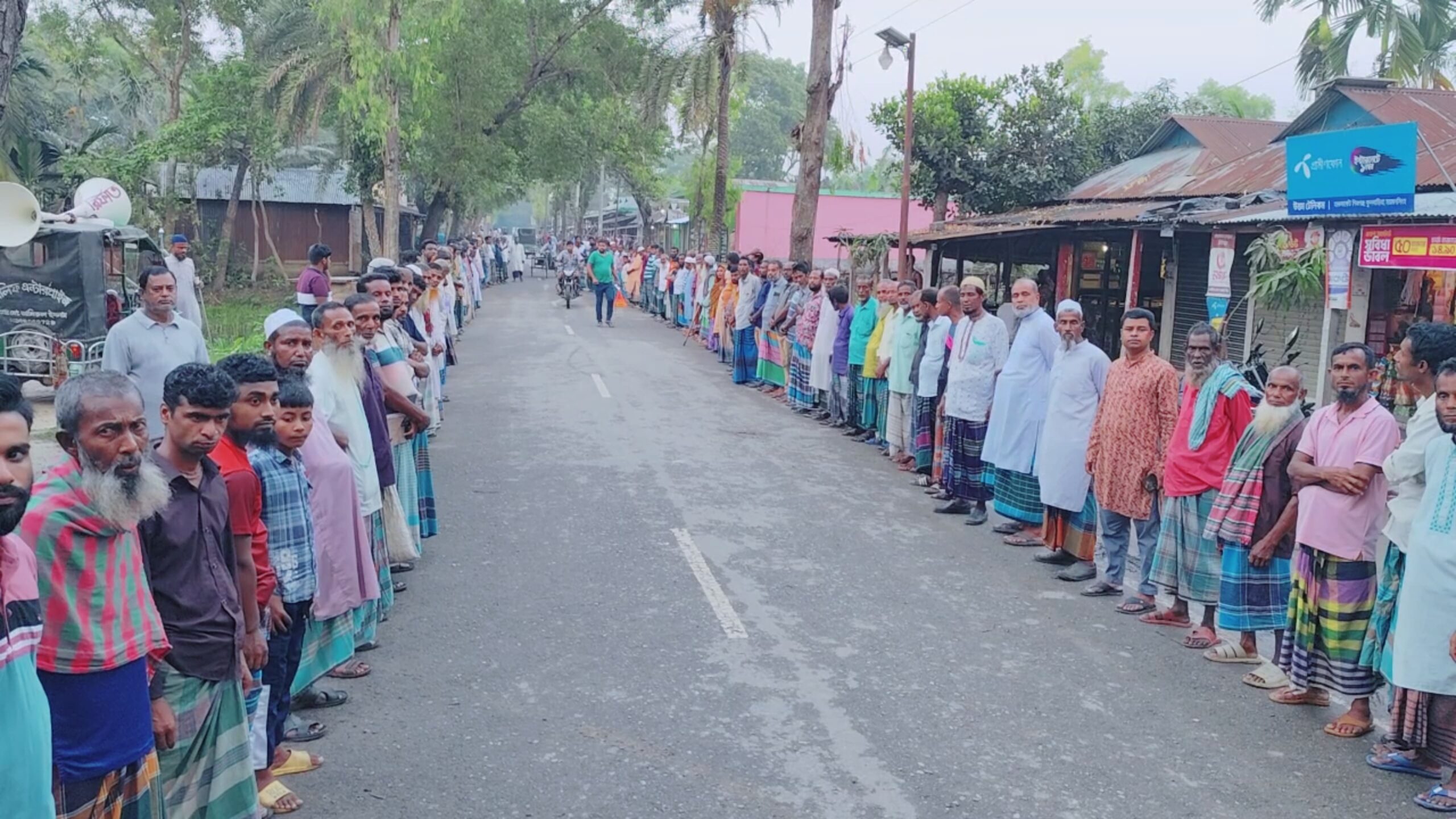 ফুলবাড়ীয়ার পুটিজানা ইউনিয়ন ভূমি অফিস নির্মাণ কাজের টেন্ডার হওয়ায় এলাকাবাসীর সমাবেশ