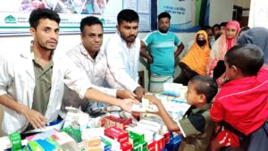 ফুলবাড়ীয়ায় পিএমকের উদ্যোগে বিনামূল্যে স্বাস্থ্য ও চক্ষু সেবা এবং ঔষধ ও চশমা বিতরণ