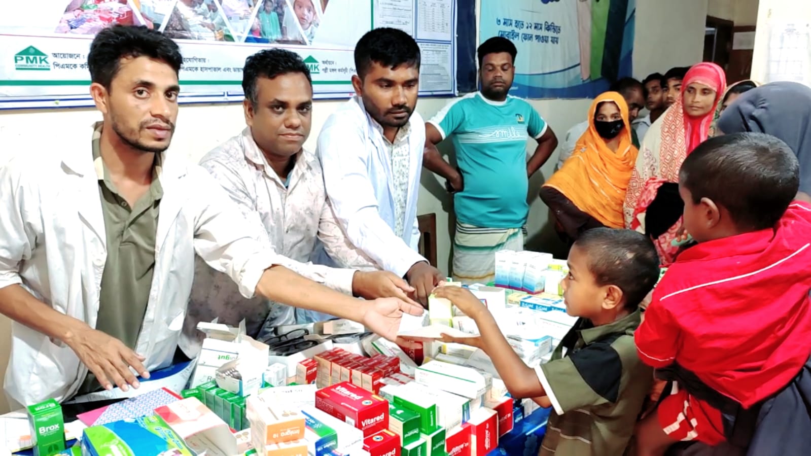 ফুলবাড়ীয়ায় পিএমকের উদ্যোগে বিনামূল্যে স্বাস্থ্য ও চক্ষু সেবা এবং ঔষধ ও চশমা বিতরণ