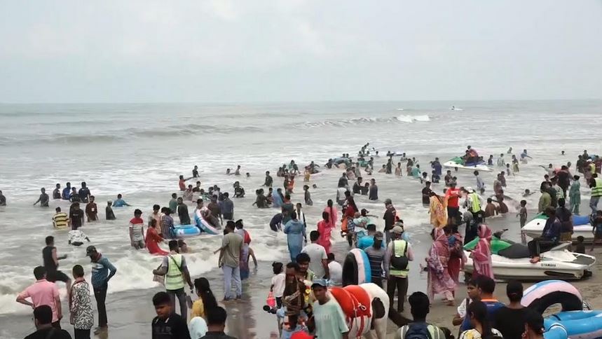 ঈদের ছুটিতে পর্যটকে ভরে গেছে কক্সবাজার