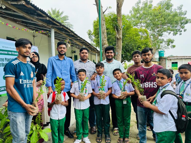 এসআরআই ফাউন্ডেশনের উদ্যোগে নাটোরে শিক্ষার্থীদের মাঝে গাছ উপহার