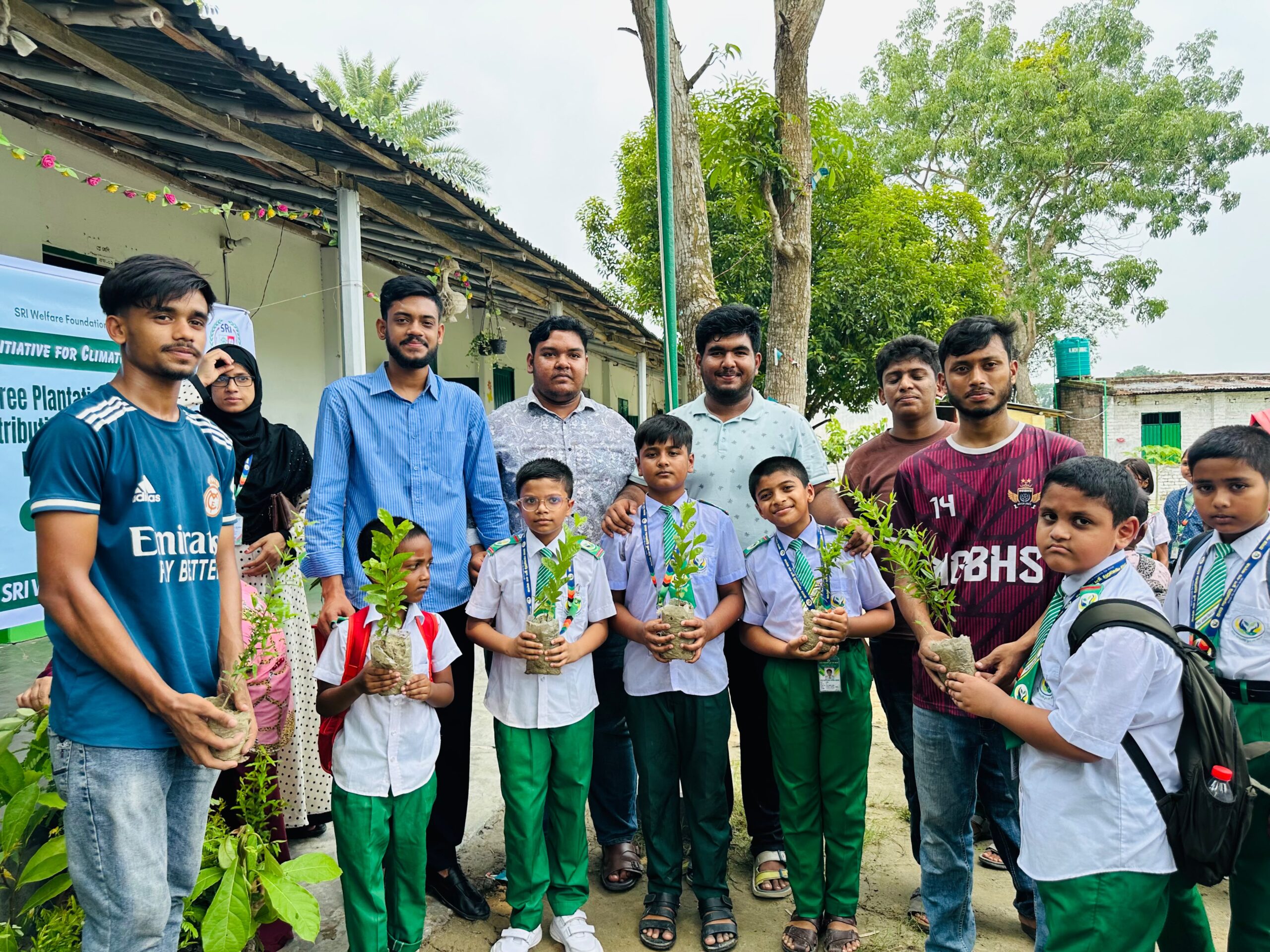 এসআরআই ফাউন্ডেশনের উদ্যোগে নাটোরে শিক্ষার্থীদের মাঝে গাছ উপহার