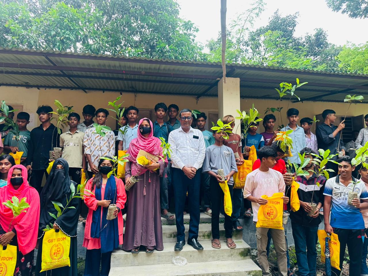 অধ্যক্ষের নিজ অর্থায়নে দেড়শত শিক্ষার্থীকে ইউনিফর্ম ও চারাগাছ উপহার