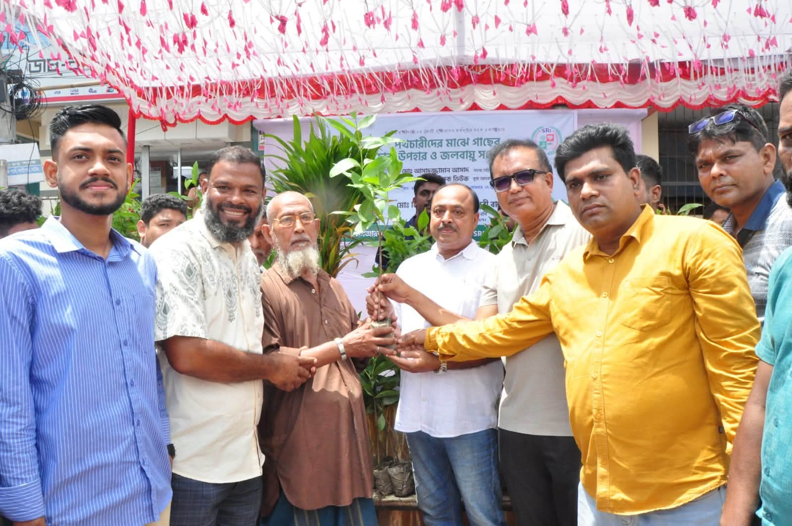 পরিবেশ রক্ষায় নাটোরে এসআরআই ওয়েলফেয়ার ফাউন্ডেশনের বৃক্ষরোপণ কর্মসূচি