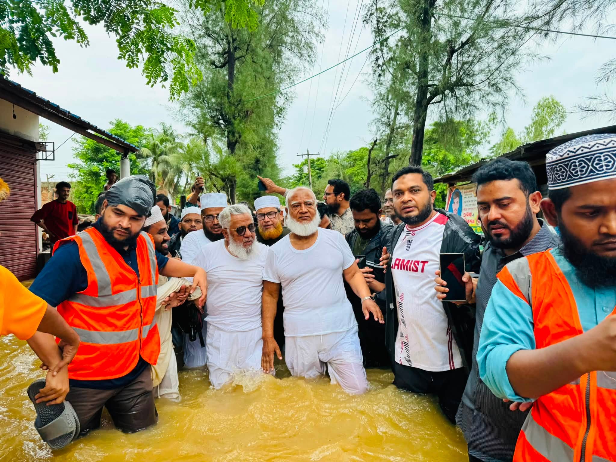 চট্টগ্রামের বন্যাদুর্গত মানুষের পাশে বিরোধীদলীয় নেতা ডা. শফিকুর রহমান