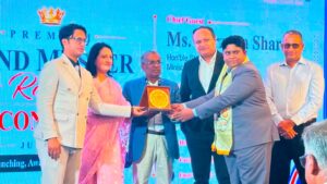 আলাউদ্দিন আদরের হাতে কমিউনিটি ইম্প্যাক্ট কন্ট্রিবিউশন অ্যাওয়ার্ড