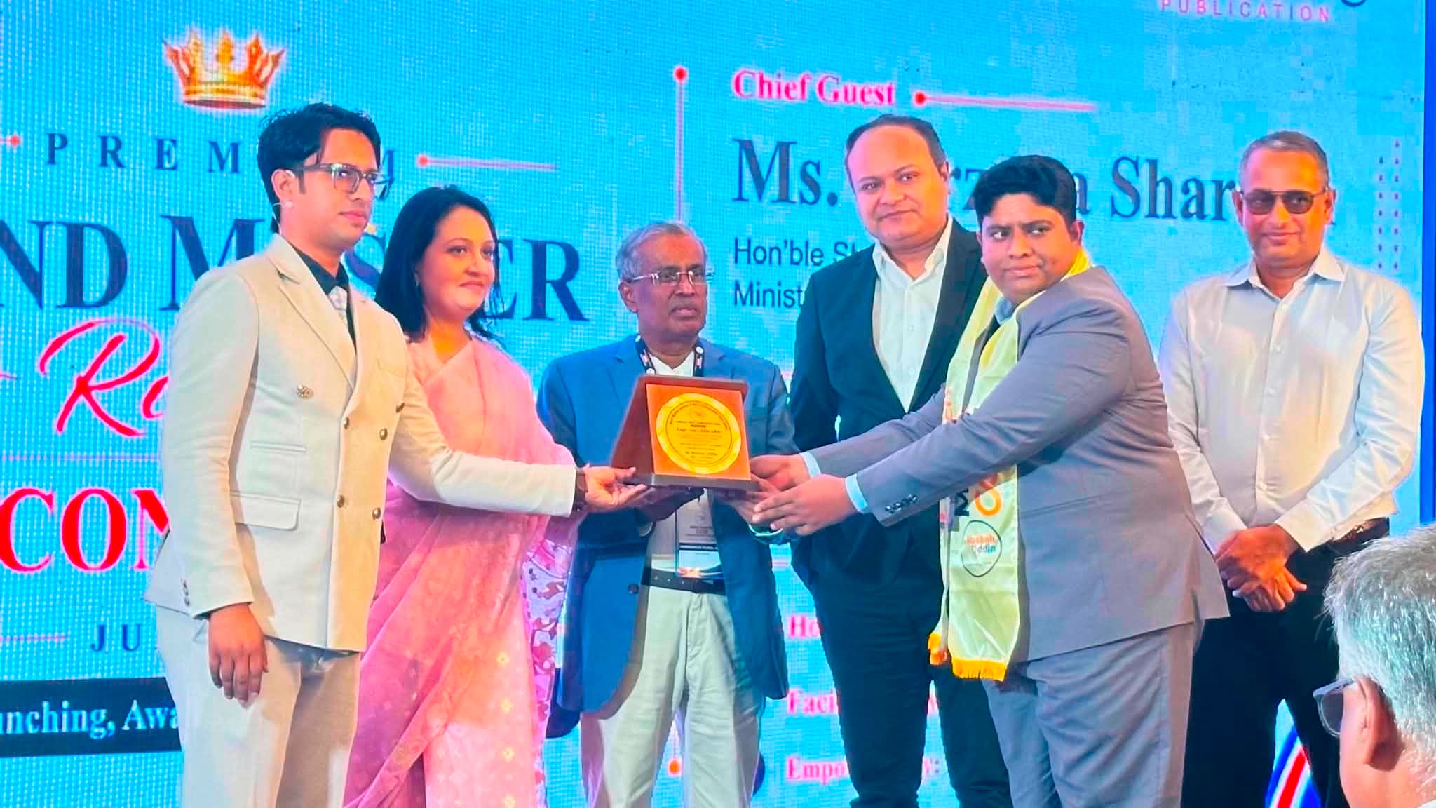 আলাউদ্দিন আদরের হাতে কমিউনিটি ইম্প্যাক্ট কন্ট্রিবিউশন অ্যাওয়ার্ড