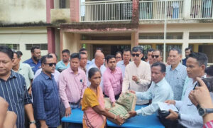 জুরাছড়িতে বন্যাদুর্গতদের মাঝে ত্রাণ বিতরণ এমপি দীপেন দেওয়ানের