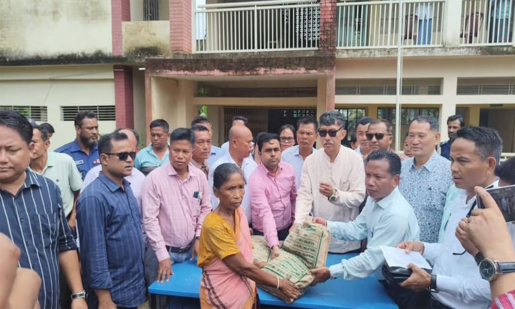 জুরাছড়িতে বন্যাদুর্গতদের মাঝে ত্রাণ বিতরণ এমপি দীপেন দেওয়ানের