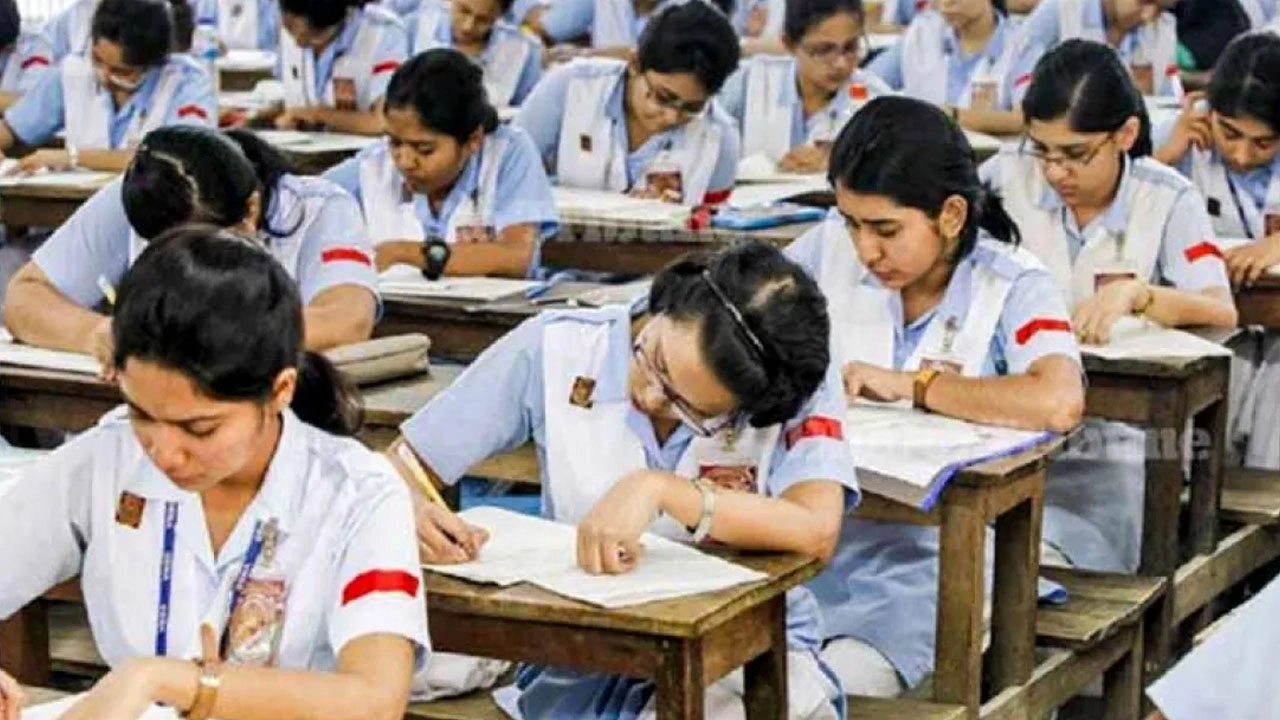 অভিন্ন প্রশ্নপত্রে কাল থেকে শুরু হচ্ছে এইচএসসি পরীক্ষা