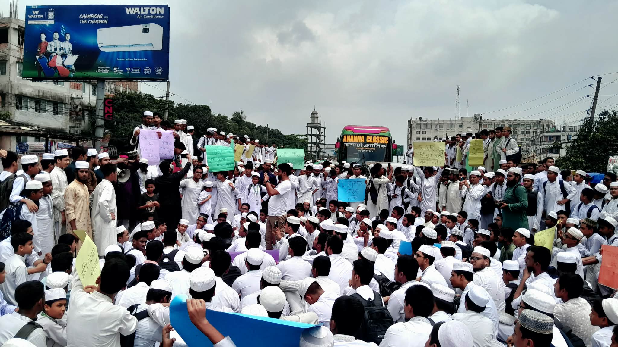 গাজীপুরায় ফুটওভার ব্রিজের দাবিতে শিক্ষার্থীদের বিক্ষোভ, ৬ সদস্যের কমিটি গঠন