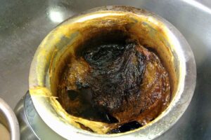 ঘণ্টার পর ঘণ্টা ঘষামাজা নয়, পোড়া হাঁড়ি পরিষ্কারের জাদুকরী সমাধান ‘বরফ’