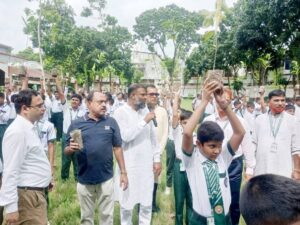 পরিবেশ সুরক্ষায় নাটোরে শিক্ষার্থীদের মাঝে চারা বিতরণ