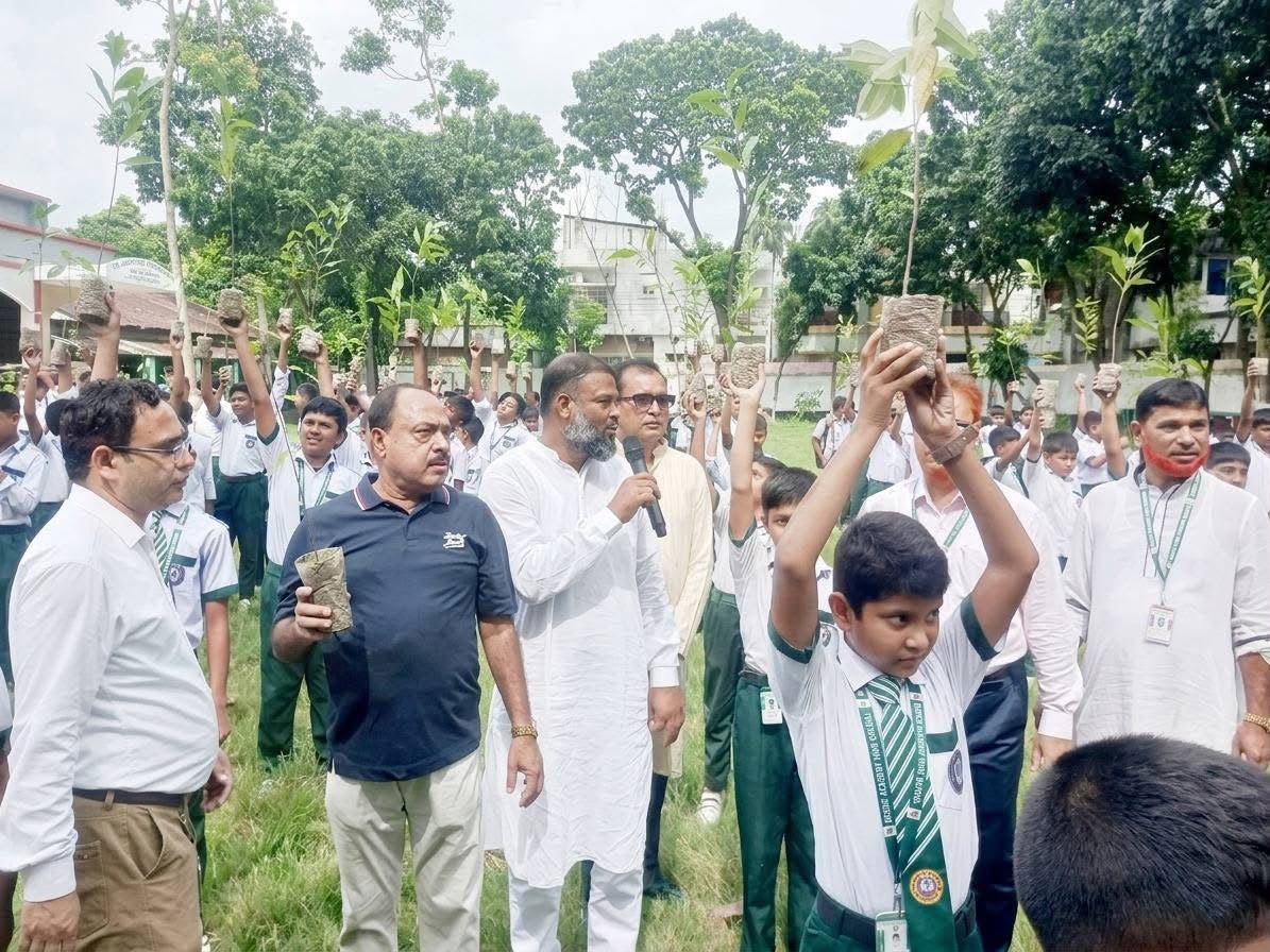 পরিবেশ সুরক্ষায় নাটোরে শিক্ষার্থীদের মাঝে চারা বিতরণ
