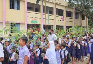নাটোরে ক্ষুদে শিক্ষার্থীদের ‘গাছের অভিভাবক’ বানাল এসআরআই ওয়েলফেয়ার ফাউন্ডেশন