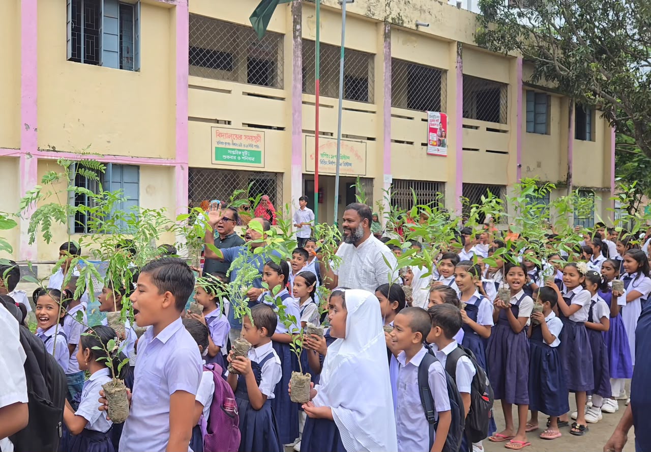 নাটোরে ক্ষুদে শিক্ষার্থীদের ‘গাছের অভিভাবক’ বানাল এসআরআই ওয়েলফেয়ার ফাউন্ডেশন