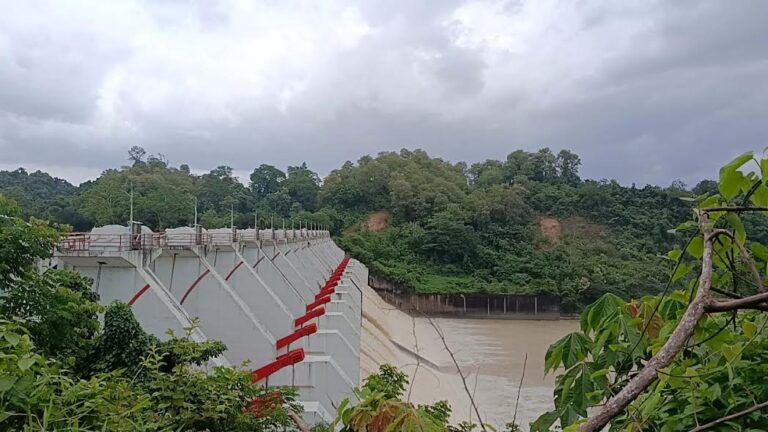 কাপ্তাই বাঁধের জলকপাট দিয়ে পানি ছাড়া হচ্ছে