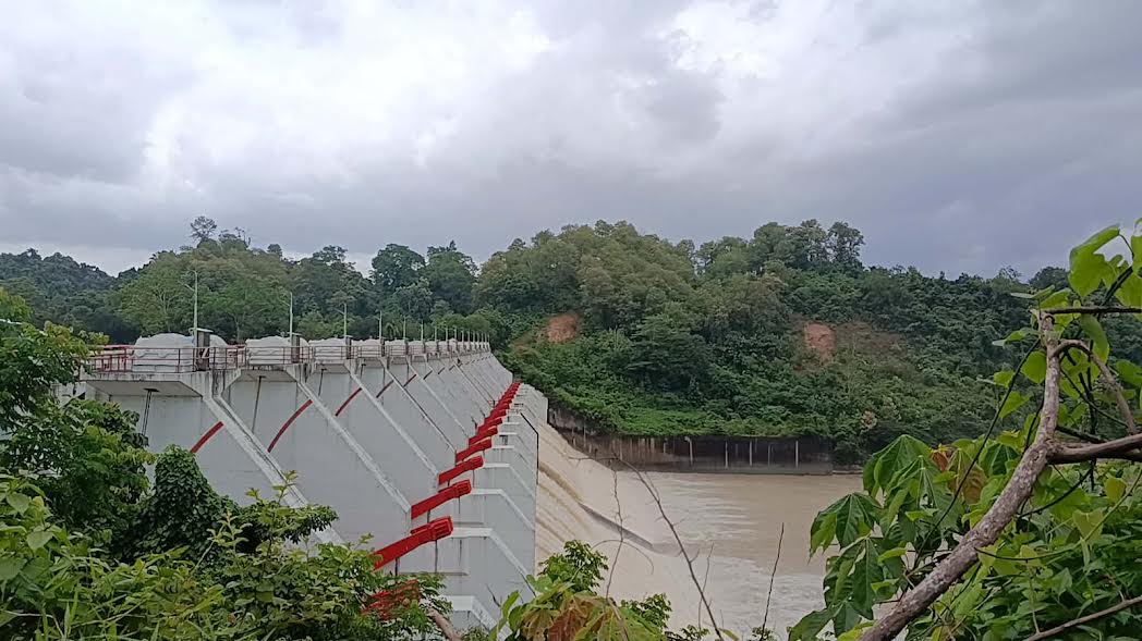 কাপ্তাই বাঁধের জলকপাট দিয়ে পানি ছাড়া হচ্ছে