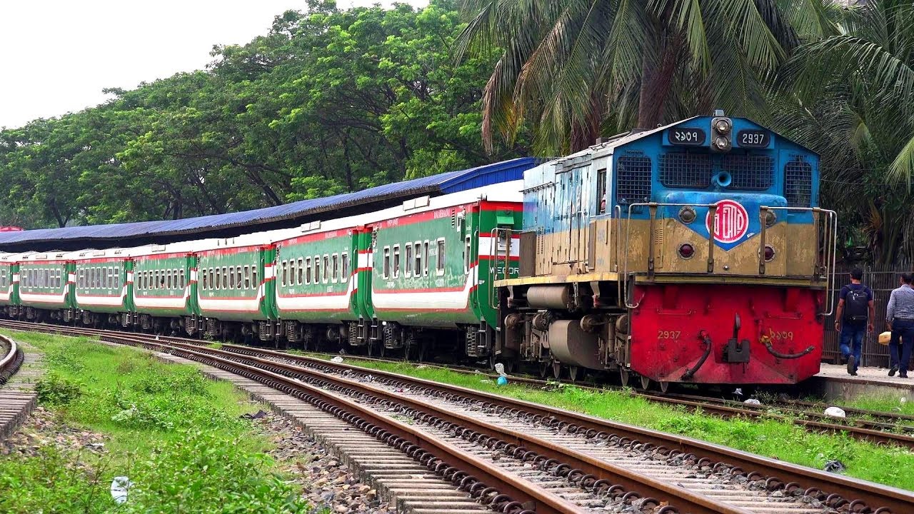ট্রেন চলে 