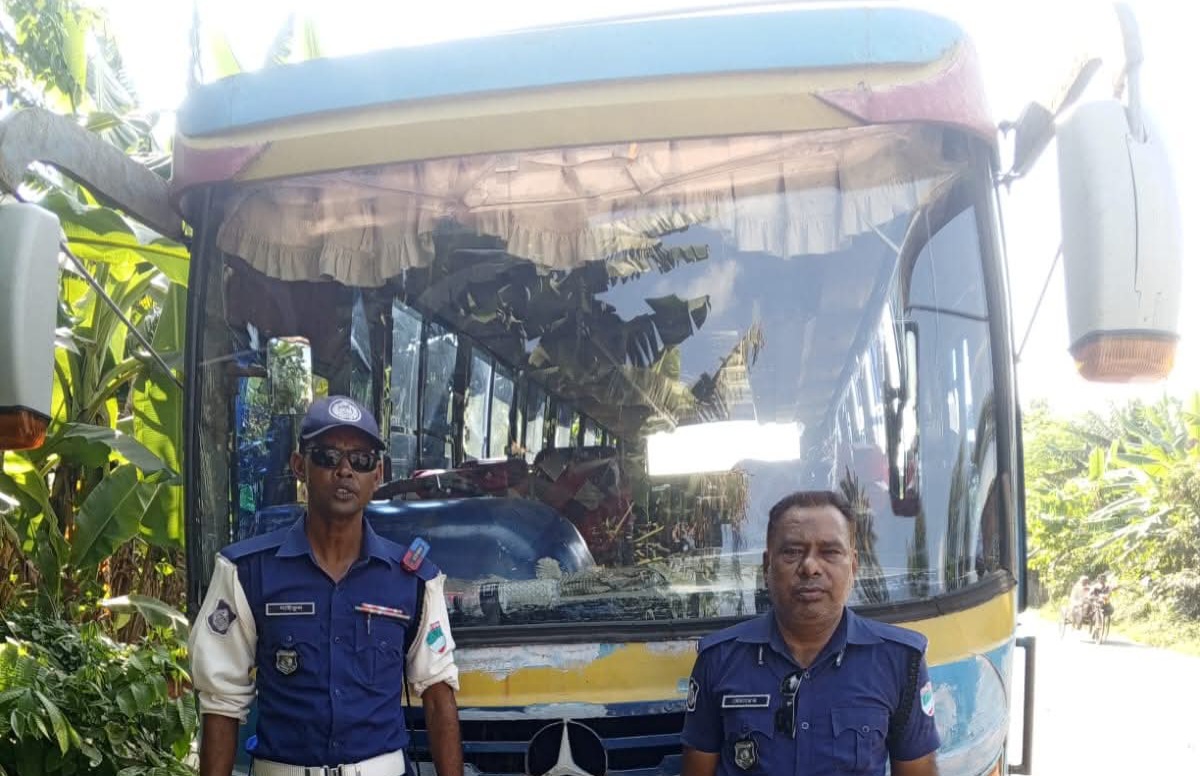 নড়াইলে উদ্ধার খুলনা থেকে চুরি হওয়া বাস