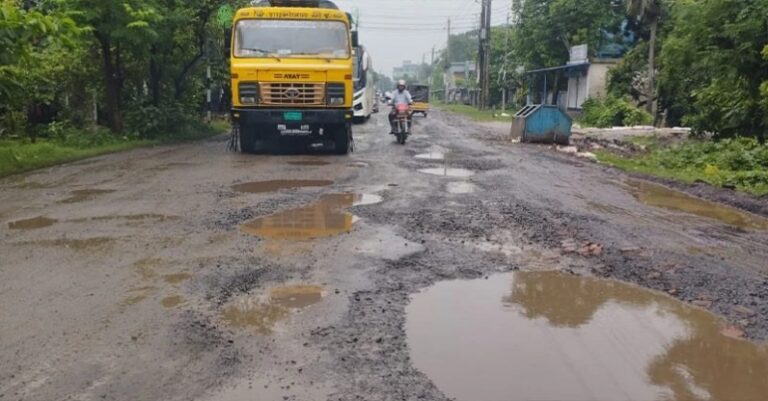 সড়কে শৃঙ্খলার সংকট, লালমনিরহাটে বাড়ছে দুর্ঘটনা-প্রাণহানি