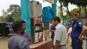 ভোক্তার অভিযান ও নির্দেশনার তোয়াক্কা না করে ঠাকুরগাঁওয়ে বাড়তি দামে তেল বিক্রি