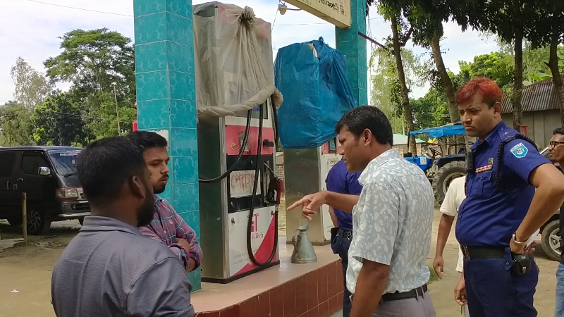 ভোক্তার অভিযান ও নির্দেশনার তোয়াক্কা না করে ঠাকুরগাঁওয়ে বাড়তি দামে তেল বিক্রি