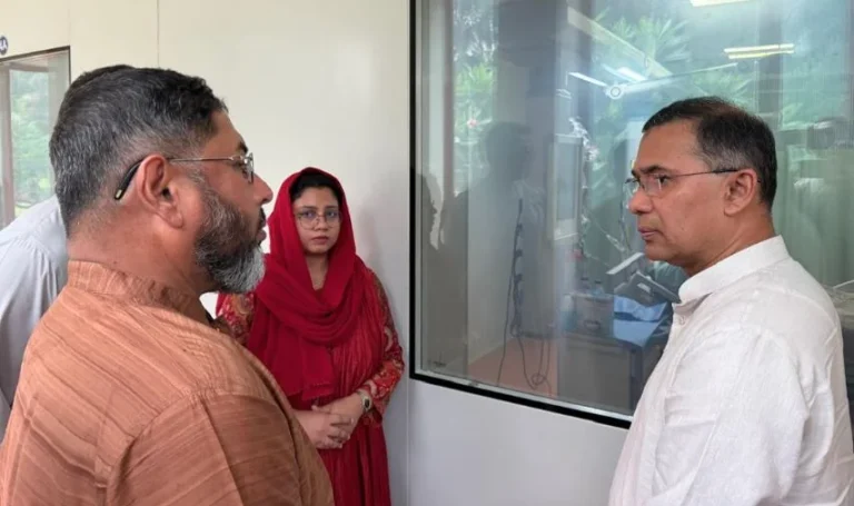 আহত সেনা কর্মকর্তাকে দেখতে সিএমএইচে প্রধানমন্ত্রী
