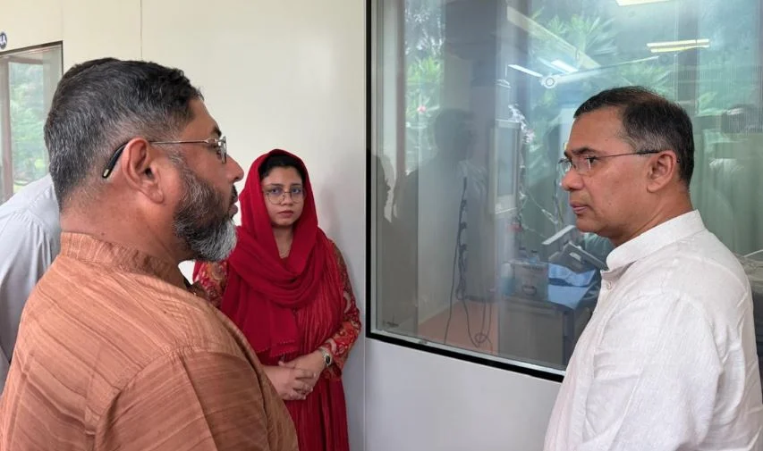আহত সেনা কর্মকর্তাকে দেখতে সিএমএইচে প্রধানমন্ত্রী