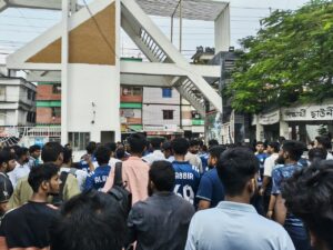 যবিপ্রবিতে শিক্ষার্থীদের বিরোধে উত্তাল ক্যাম্পাস, সড়ক অবরোধে বাস চলাচল ব্যাহত