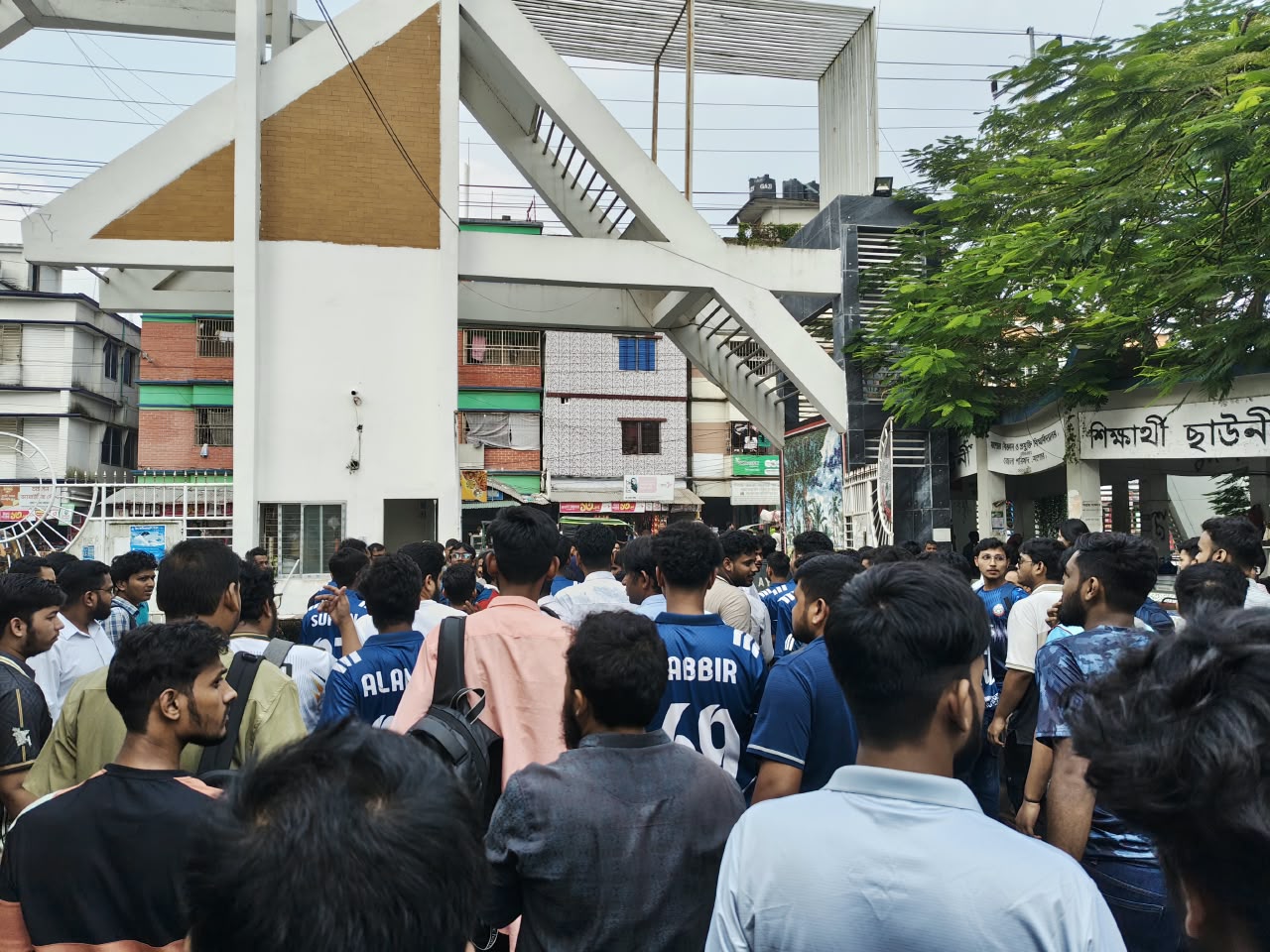 যবিপ্রবিতে শিক্ষার্থীদের বিরোধে উত্তাল ক্যাম্পাস, সড়ক অবরোধে বাস চলাচল ব্যাহত