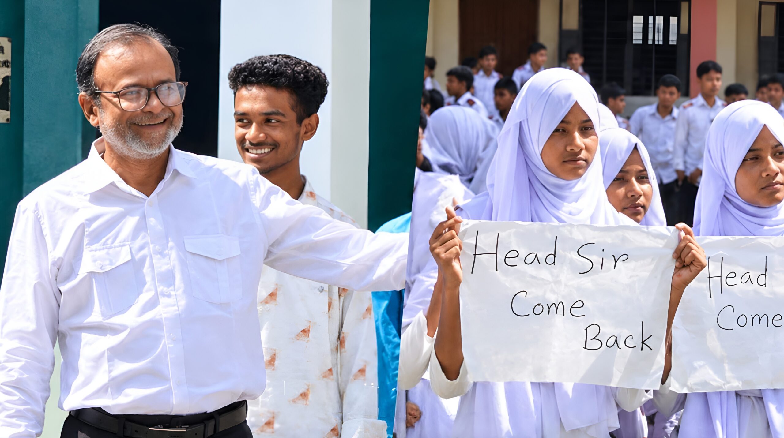 লালমনিরহাটে প্রধান শিক্ষককে পুনর্বহাল ঘিরে শিক্ষার্থীদের ওপর বহিরাগতদের হামলা: আহত ১৪