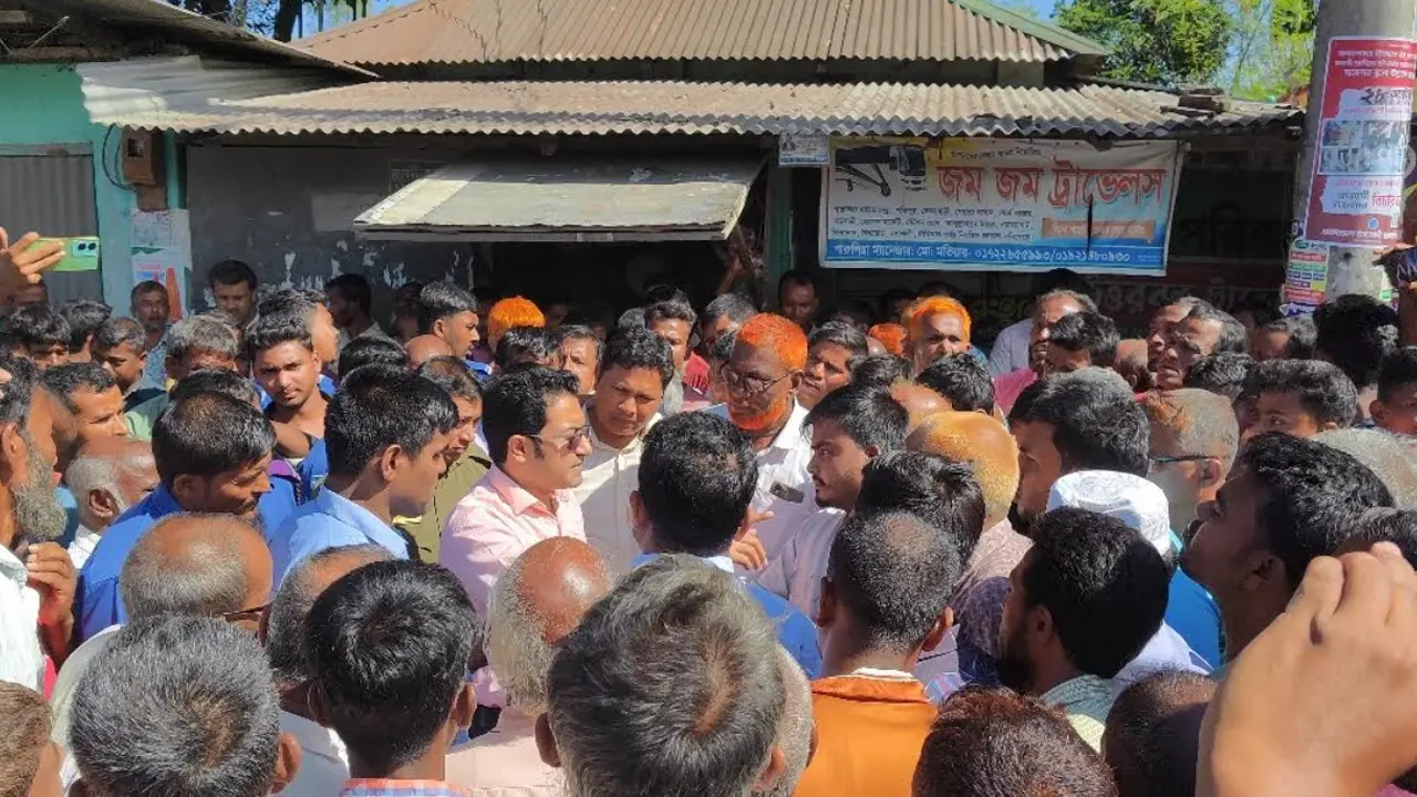 সারের দাবিতে লালমনিরহাটে মহাসড়ক অবরোধ, ডিলারের সিন্ডিকেটের বিরুদ্ধে ক্ষোভ
