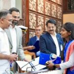 ইয়ুথ ভলান্টিয়ার অ্যাওয়ার্ড পেলেন রাবি শিক্ষার্থী নার্গিস খাতুন