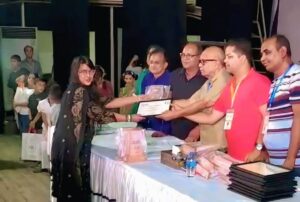 বাবুই শিশু সাহিত্য উৎসবে শাম্মী তুলতুলকে বেস্ট সেলার সম্মাননা প্রদান