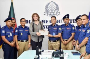 জার্মান পর্যটকের হারানো ল্যাপটপ উদ্ধার করে হস্তান্তর করল পুলিশ