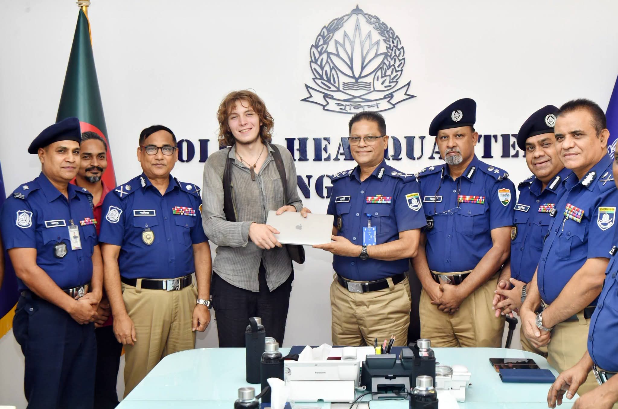 জার্মান পর্যটকের হারানো ল্যাপটপ উদ্ধার করে হস্তান্তর করল পুলিশ