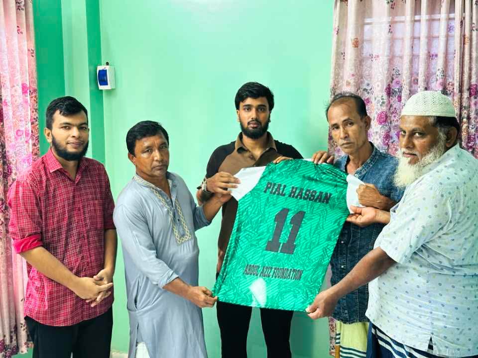 মতলব উত্তরে আব্দুল আজিজ ফাউন্ডেশনের ফুটবল টুর্নামেন্টের জার্সি উন্মোচন
