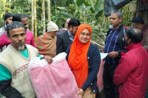অসহায় মানুষের মুখে হাসি ফোটাচ্ছেন নাবিলা জান্নাত