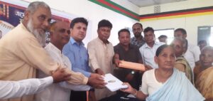 অসহায় ও বিধবা নারীদের পূজার পোশাক দিল ‘আগামীর স্বপ্ন মানবিক সংস্থা’