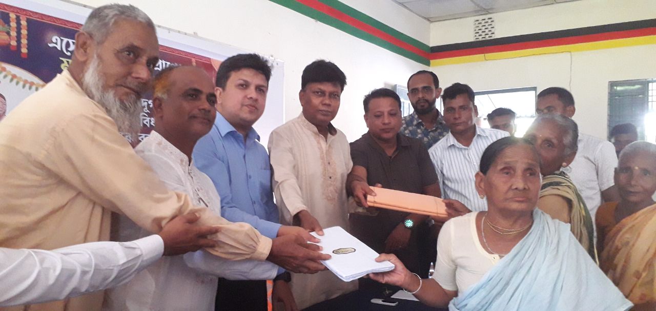 অসহায় ও বিধবা নারীদের পূজার পোশাক দিল ‘আগামীর স্বপ্ন মানবিক সংস্থা’