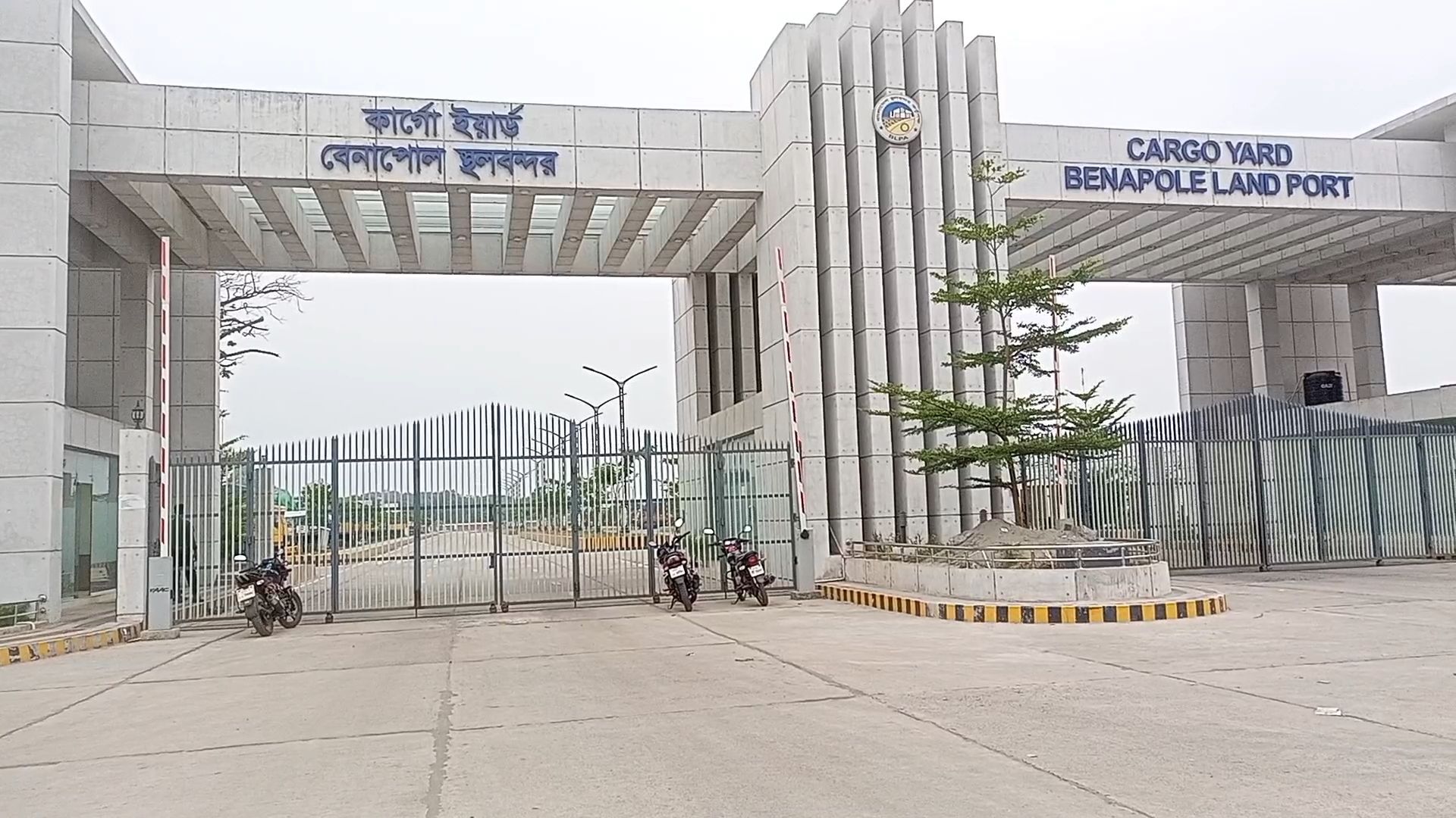 দুর্গাপূজায় বেনাপোল বন্দরে টানা আট দিন বাণিজ্য বন্ধ, যাত্রী পারাপার স্বাভাবিক