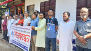 সাংবাদিক আলিফ হত্যার বিচার দাবিতে ফুলবাড়ীয়া প্রেস ক্লাবের মানববন্ধন