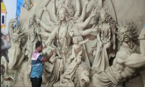 নড়াইলে প্রতিমা তৈরিতে ব্যস্ত শিল্পীরা